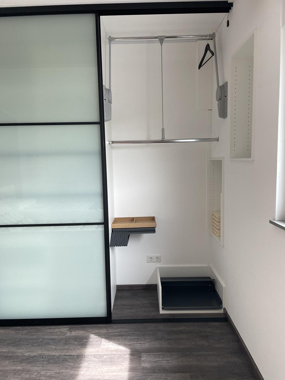 Kleiderschrank offen mit Innenausstattung: Kleiderlift, Kleiderstange, PEKA Hosentablar (die beste Hosenbügelhaterung) und Schuhauszug