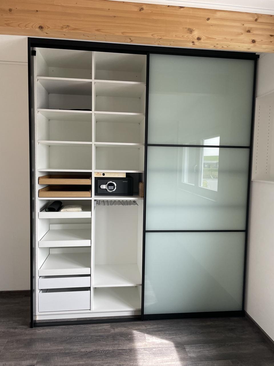 Kleiderschrank offen mit Innenausstattung: Innenschubkästen, Tablarauszüge für Kleidung, Schmuckschubladen aus Massivholz, Hotelsafe, Regalböden und Hosenauszug