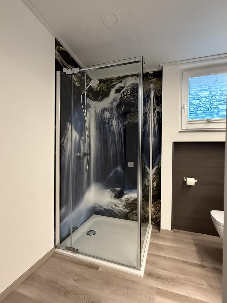 Duschkabine mit fugenlosen Duschr&uuml;ckw&auml;nden mit eine Wasserfalldesign