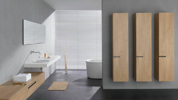 Badezimmerimpression mit Schrankelement Badezimmerimpression mit drei modernen Schrankelementen auf Trennwand
