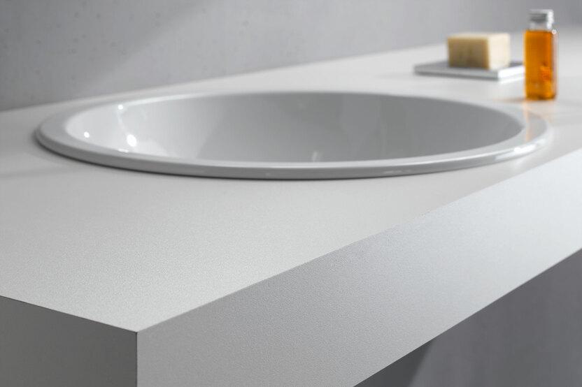 Weißer Waschtischaufsatz mit eingelassenem runden Waschbecken