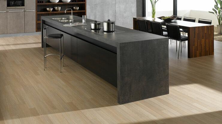 Küchen- und Esszimmerimpression mit einer Kombination aus Holz- und Stein-/ Betonoptik und Einbauschränken