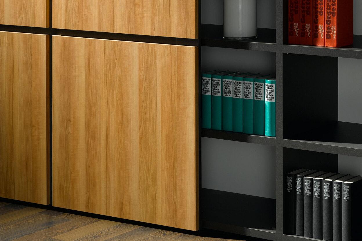 Detailaufnahme von Schrank-Regalkombination Detailaufnahme mit verschiebbarer Schrankwand für offenes und geschlossenes Schranksystem, lackiert und in Holzoptik kombiniert.