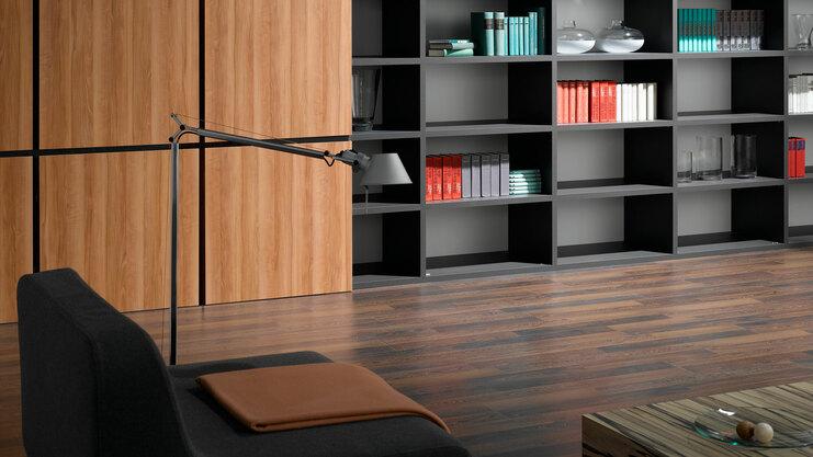 Detailaufnahme einer Regal-Schrank Kombination Detailaufnahme eines schwarz lackierten Bücherregals in Kombination mit quadratischen Holztüren für geschlossene Regalseite.