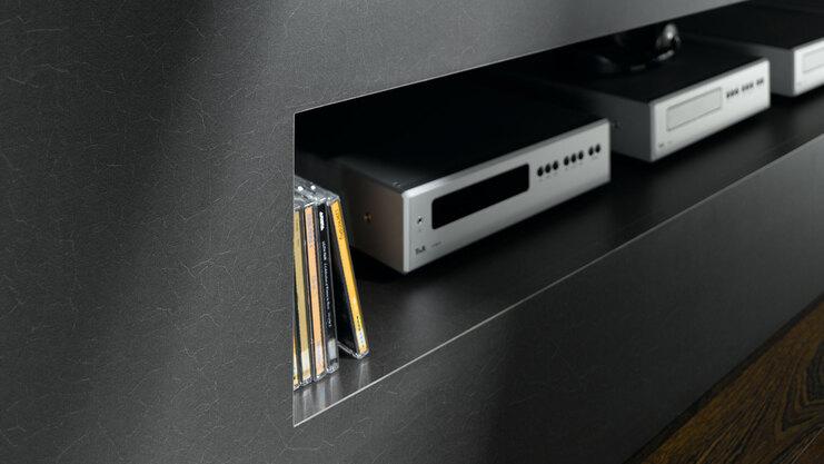 Detailaufnahme einer TV-Trennwand und innenliegendem Regal Detailaufnahme einer TV-Trennwand und innenliegendem Regal für Receiveraufbewahrung