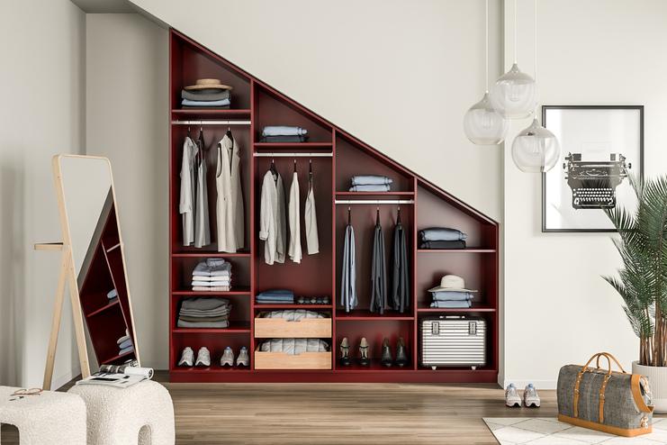 Maßangefertigter Kleiderschrank in kräftigem Rot passt sich perfekt der Dachschräge an und präsentiert eine stilvolle Aufbewahrung.