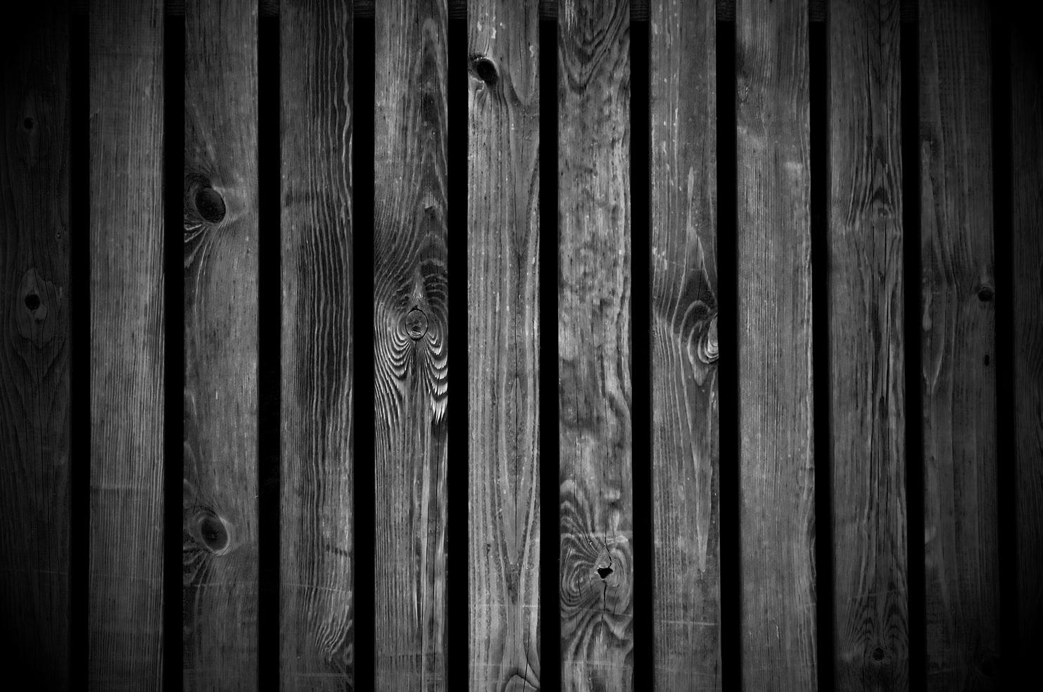 Holzwand mit schwarzen Farbfilter